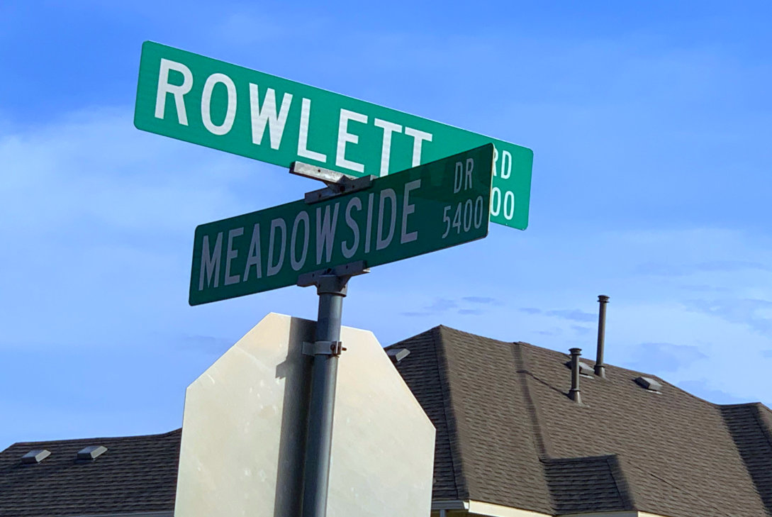 rowlett and meadowside street sign